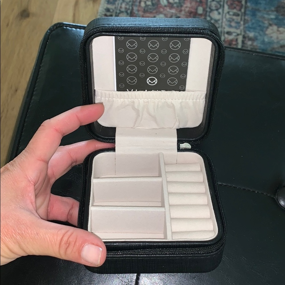 NWT Vlando travel jewelry case